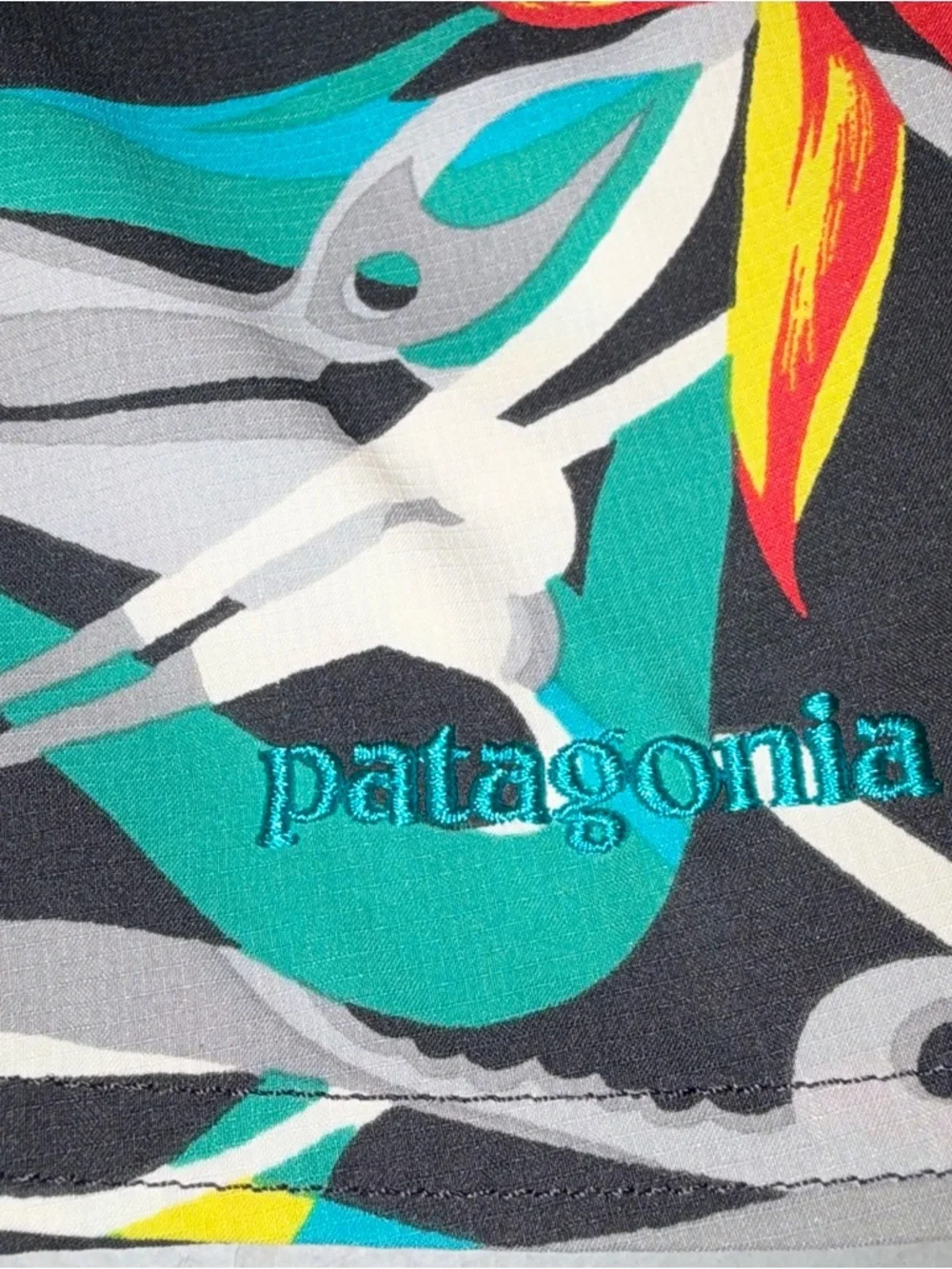 Patagonia Black Tropical Print Wavefarer Board Shorts Swim Shorts size 28
